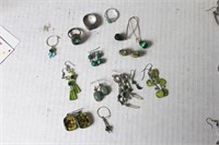[green] lot 8 earrings; 3 rings;2 charms