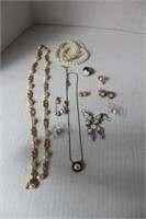 misc lot of peral like jewlery , 2 necklaces , 2 r