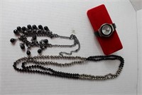 lot of two womens beaded necklaces [ black ] and a