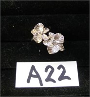 A22- sterling band w/2 flowers having clear