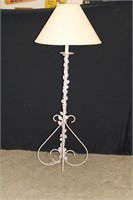 Floor lamp w/decorative metal vine motif