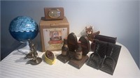 Assorted decorations and bookends