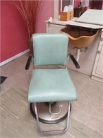 Salon lift chair