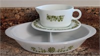 Pyrex Daisy Design Gravy Boat w/ Plate and