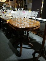 VICTORIAN WALNUT LAMP TABLE