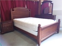 Broyhill Queen Bedroom Suite-See Description