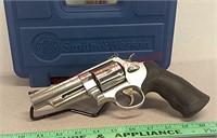 Smith & Wesson 44mag revolver gun, model 629-6,