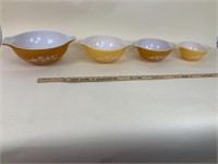 4 piece Nesting Pyrex Bowl Set