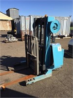 CROWN ELECTRIC WALKIE STRADDLE REACH STACKER