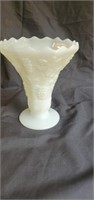 Stunning milkglass vase approx 6 inches tall