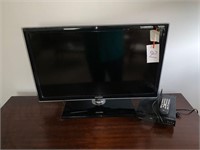 32" FLAT SCREEN TV WITH REMOTE