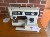WHITE SEWING MACHINE IN MAPLE CABINET W/CHAIR