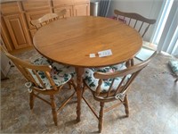 NICE VINTAGE MAPLE ROUND TABLE WITH 4 CHAIRS PADS
