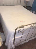 BEAUTIFUL BED SPREAD WHITE NO HOLES