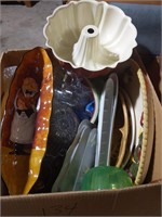 Box of miscellaneous kitchenware