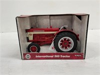 International 560 Tractor