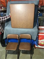 32" x 32” table & 2 folding chairs (at#8c)