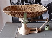 911 - VINTAGE AVERY SCALE W/BASKET