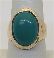 A LARGE 14KT YELLOW GOLD JADE RING 5.30 GRS
