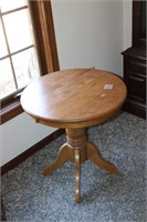 SMALL OAK ROUND TABLE