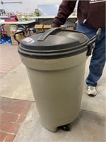 RUBBERMAID ROLLING TRASH CAN