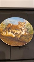 KNOWLES PLATE - LIONESS AND CUBS  - A WATCHFUL