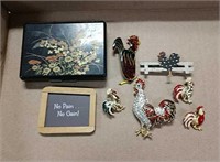 Compact jewelry case, assortment of chicken pins