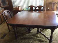 Dining room table with 6 chairs, 3 leaves, has