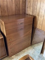 Vintage dresser with 4 drawers, good shape