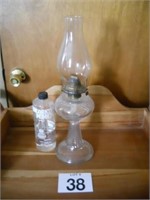 Pedestal oil lamp