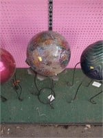 Crackle gazing ball & stand