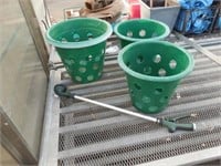 3 plastic pots with sprayer (broken)
