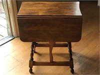NIC SMALL ANTIQUE DROP LEAF TABLE