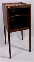Mahogany commode, scalloped gallery, tapered legs,