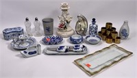 Blue and white china lot: candle holder / box /