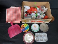 LARGE LOT OF TOY KITCHEN ITEMS
