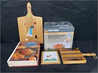 LOT OF ASSORTED KITCHEN ITEMS - CUTTING BOARDS