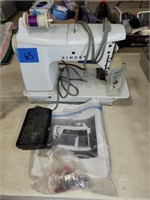 Singer Sewing Machine 600 E w/Manual & Pedal