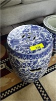 BLUE AND WHITE ORIENTAL PLANT/FERN STAND