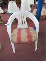 2 plastic deck chairs with cushions