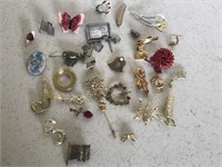 Vintage Costume Jewelry lot brooches and pins