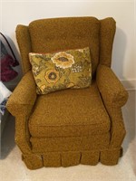 Mid Century Chair Gold Color 
Good condition!!