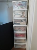 7 plastic drawers with linens