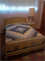 Full bedroom suit with quilt and lamp.