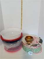 Decorator box with hat and scarf with plastic bowl