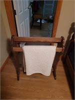 Quilt Rack with quilt 35H