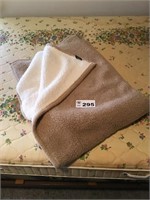 VERY SOFT FLEECE THROW