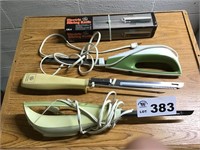4 ELECTRIC KNIVES WITH EXTRA BLADES