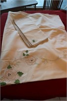 APPLIQUE TABLECLOTH WITH 8 NAPKINS