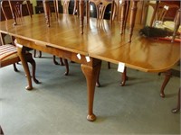 Queen Anne mahogany draw leaf dining table.